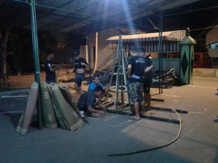 PEMUDA BRAJAN SIAPKAN GUNUNGAN MENYAMBUT KEMENANGAN